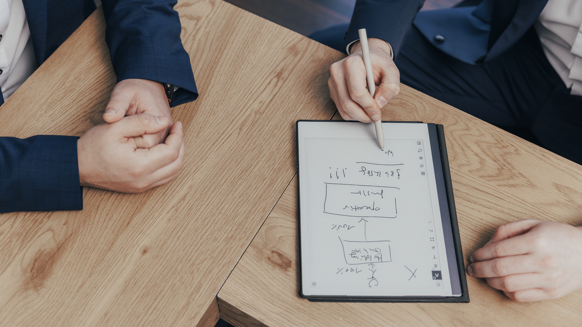 Tablet mit Notizen zur Kleinunternehmerregelung 2025