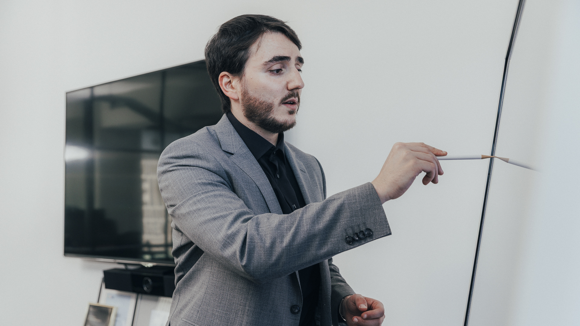 Steuerberater schreibt Notizen zur Kleinunternehmerregelung 2025 auf ein Whiteboard
