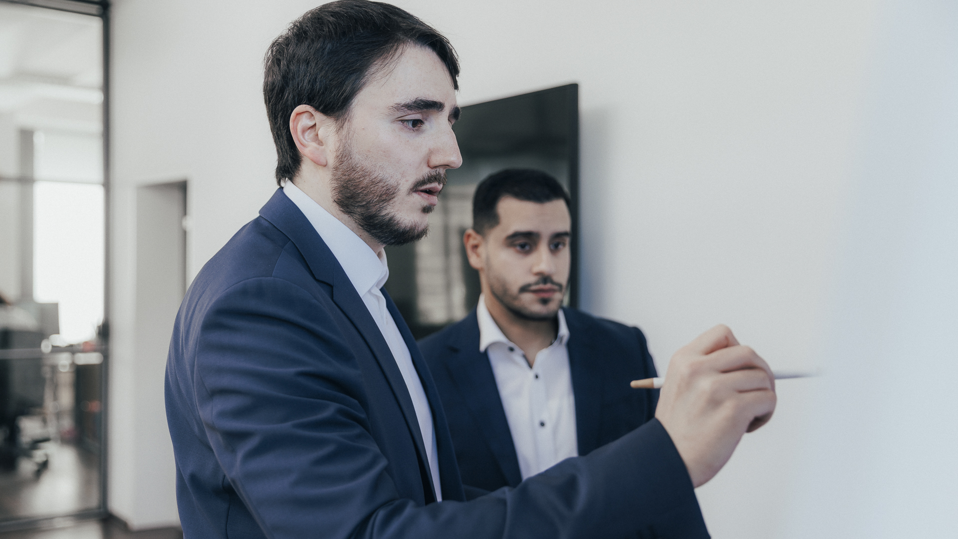 Ein Steuerberater schreibt Notizen zu einer Influencer Steuererklärung an ein Whiteboard