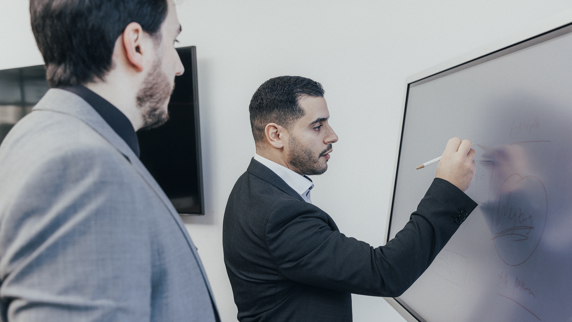Ein Steuerberater für Einkommensteuer schreibt an ein Whiteboard