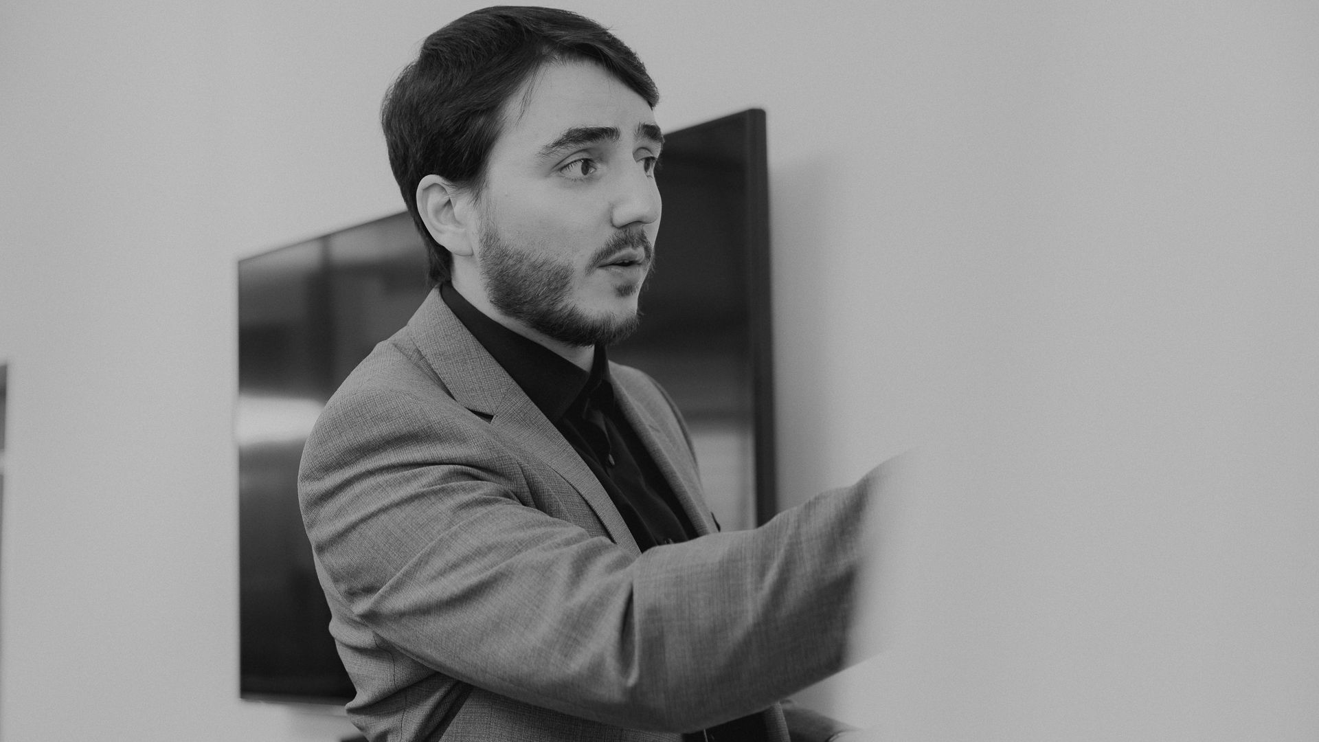 Ein Steuerberater schreibt an ein Whiteboard | Steuerberater wechseln